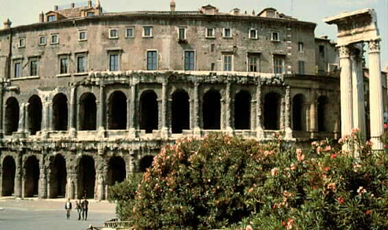 Il teatro di Marcello � stato trasformato in un palazzo