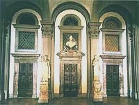 Tutto quello che rimane dell'imponente teatro fiorentino � la scalinata monumentale e l'ingresso.